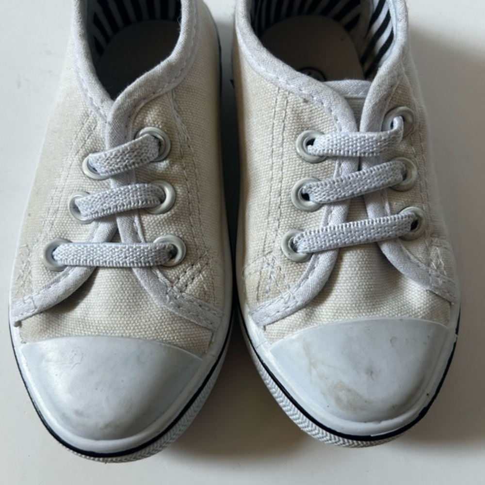 size 7/8 Kids White sneakers elastic pull on